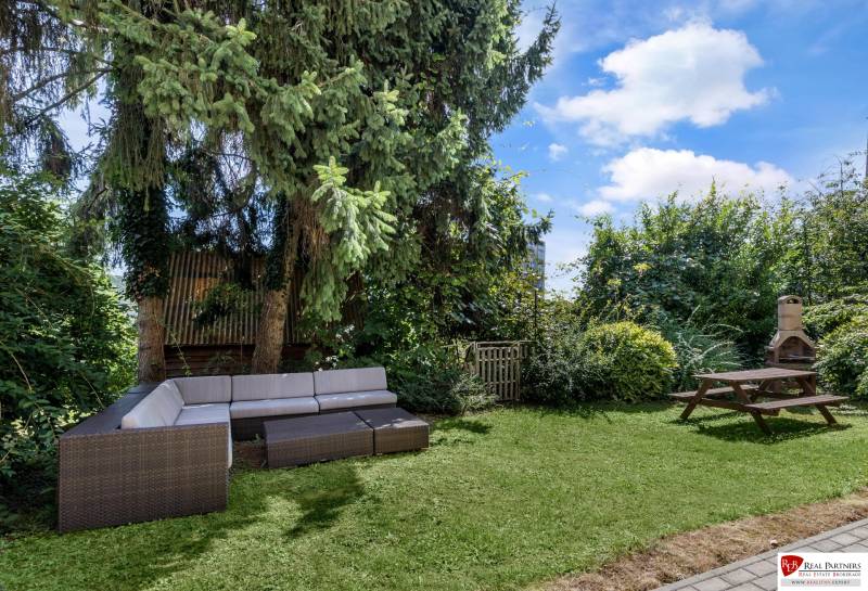 ,Prenájom moderný 3 izb. dom, Sološnícka ul,124 m2, Karlova Ves - Záhrada rodinného domu na Sološnickej v Bratislave - Karlovej Vsi s vonkajším posedením.