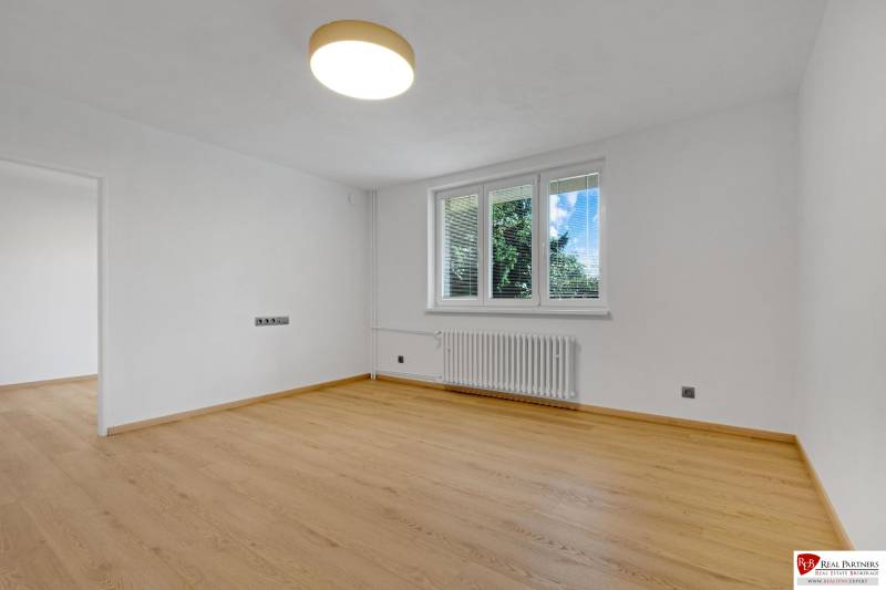 ,Prenájom moderný 3 izb. dom, Sološnícka ul,124 m2, Karlova Ves - Izba rodinného domu s bielymi stenami, podlahou s dreveným dekorom a oknom s výhľadom.