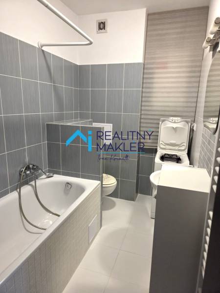 Prenajaté - 2.izbový byt s parkovaním v obci Hviezdoslavov - Kúpeľňa s vaňou, umývadlom a práčkou v 1-izbovom byte.