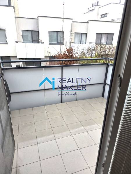 Prenajaté - 2.izbový byt s parkovaním v obci Hviezdoslavov - Balkón 1-izbového bytu v Bratislave - Janíkovom dvore s výhľadom na susedné budovy.