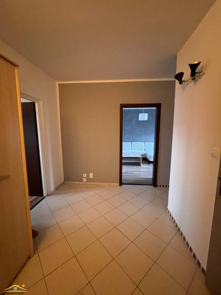 Prenájom: 2 izbový byt Žilina - Vlčince - Predsieň v 2-izbovom byte s pohľadom na podlahu s dreveným dekorom.