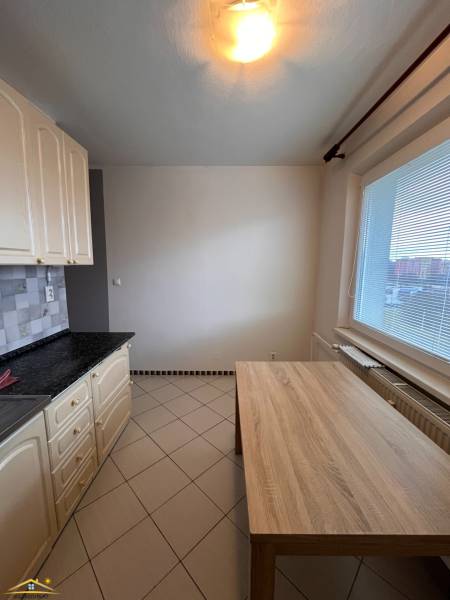 Prenájom: 2 izbový byt Žilina - Vlčince - Kuchyňa v 2-izbovom byte s keramickou dlažbou a jedálenským stolom.