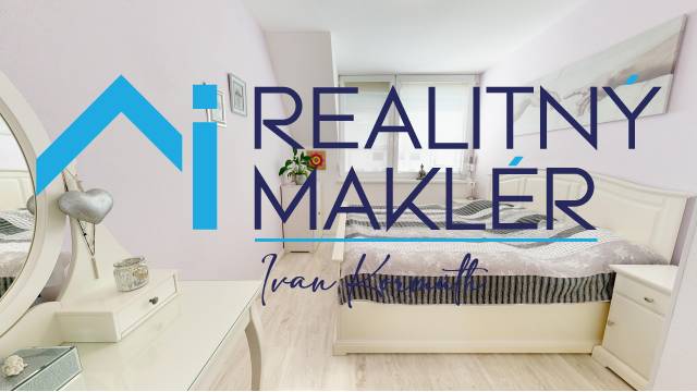 PREDANÉ - Exkluzívne na predaj rodinný dom v Stupave - Spálňa v rodinnom dome s dekorom drevenej podlahy a bledým nábytkom.