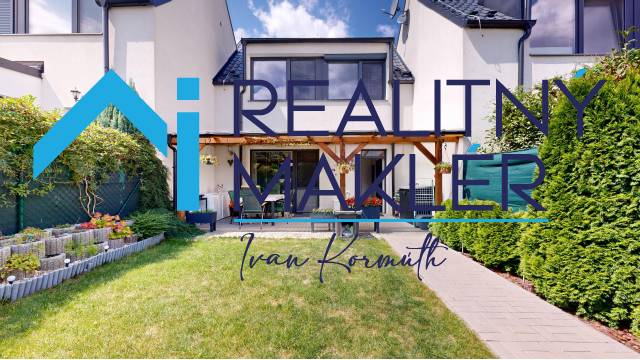 PREDANÉ - Exkluzívne na predaj rodinný dom v Stupave - Záhrada a terasa pri rodinnom dome v Stupave s upraveným trávnikom a záhonom.