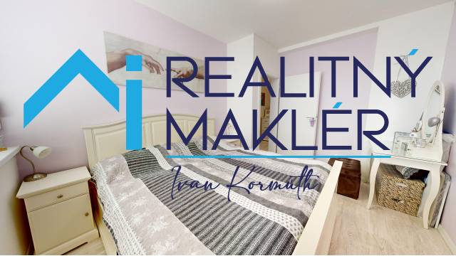 PREDANÉ - Exkluzívne na predaj rodinný dom v Stupave - Spálňa v rodinnom dome s dekoratívnym textilom a podlahou s dreveným dekorom.