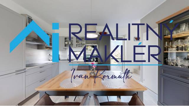 PREDANÉ - Exkluzívne na predaj rodinný dom v Stupave - Kuchyňa v rodinnom dome s dekorom dreva na jedálenskom stole.