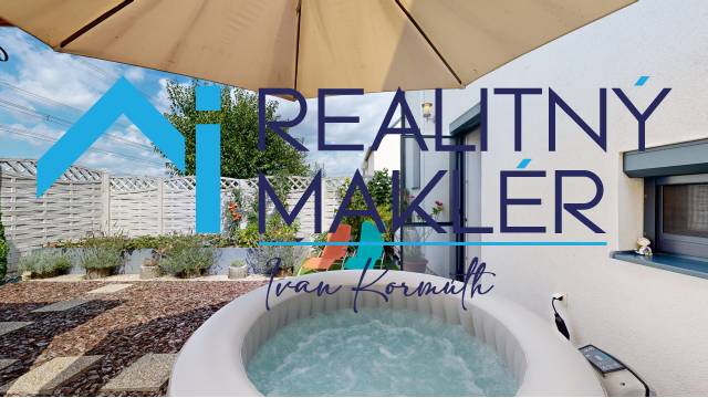 PREDANÉ - Exkluzívne na predaj rodinný dom v Stupave - V rodinnom dome v Stupave je vírivka s terasou pod slnečníkom.