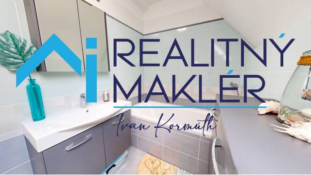 PREDANÉ - Exkluzívne na predaj rodinný dom v Stupave - Kúpeľňa s vaňou v rodinnom dome, elegantné doplnky a svetlé farebné tóny.