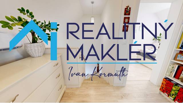 PREDANÉ - Exkluzívne na predaj rodinný dom v Stupave - Interiér rodinného domu s podlahou s dreveným dekorom a svetlým nábytkom.