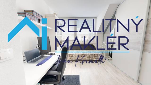 PREDANÉ - Exkluzívne na predaj rodinný dom v Stupave - Domáca pracovňa v rodinnom dome s kancelárskym stolom a posteľou, podlaha s dreveným dekorom.