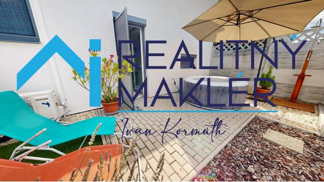 PREDANÉ - Exkluzívne na predaj rodinný dom v Stupave - V exteriéri rodinného domu v Stupave sú lehátka, vírivka a slnečník.