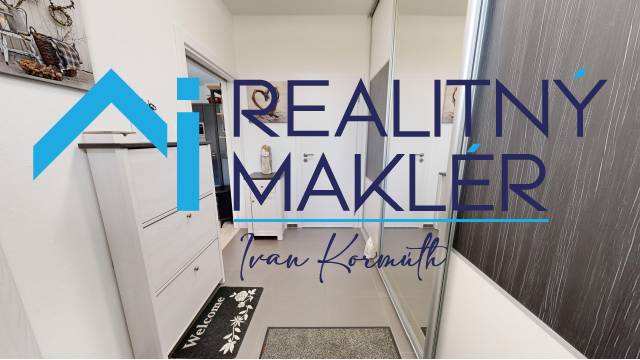 PREDANÉ - Exkluzívne na predaj rodinný dom v Stupave - Interiér rodinného domu s bielym nábytkom a zrkadlovou skriňou. Pečiatka a logo na obrázku.