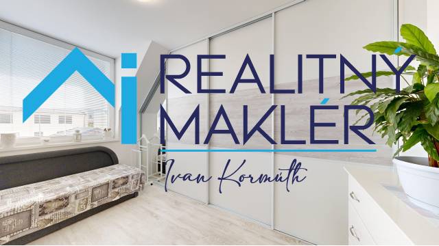 PREDANÉ - Exkluzívne na predaj rodinný dom v Stupave - Interiér rodinného domu so svetlou miestnosťou, pohovkou a rastlinou, podlaha s dreveným dekorom.