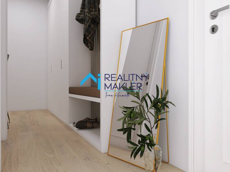 PREDANÉ - 4 izbový byt s loggiou v Petržalke - Chodba v 3-izbovom byte s podlahou s dreveným dekorom a veľkým zrkadlom.