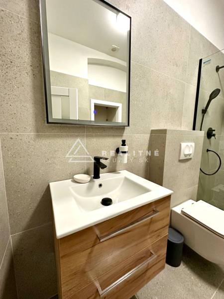 Prenájom priestranného 2-izbového bytu v absolútnom centre Košíc - Kúpeľňa v 2-izbovom byte s umývadlom, zrkadlom a sprchovacím kútom.