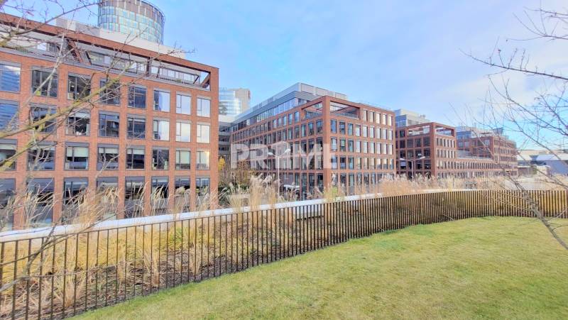 JEDINEČNÝ 2i byt, NOVOSTAVBA, KLÍMA, VÝHĽAD, PARKING, SKY PARK - Moderné budovy s veľkými oknami a zeleným priestorom na Továrenskej ulici v Bratislave.