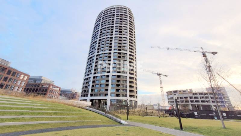 JEDINEČNÝ 2i byt, NOVOSTAVBA, KLÍMA, VÝHĽAD, PARKING, SKY PARK - Veža na Továrenskej ulici v Bratislave, Starom Meste, obklopená žeriavmi na stavenisku.