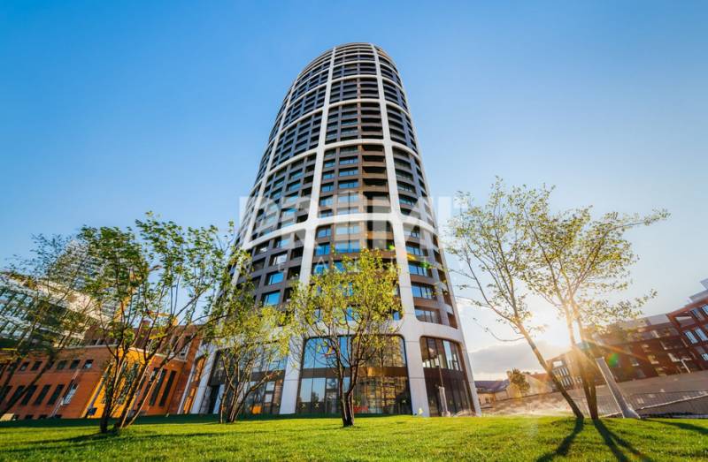 JEDINEČNÝ 2i byt, NOVOSTAVBA, KLÍMA, VÝHĽAD, PARKING, SKY PARK - Budova na Továrenskej ulici s oceľovo-betónovou konštrukciou a presklenou fasádou, Bratislava - Staré Mesto.