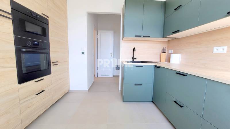 Pekný 3i byt, REKONŠTRUKCIA, KLÍMA, NIVY, Trenčianska ulica - Štýlová kuchyňa na ulici Trenčianska v priestrannom 3-izbovom byte, elegantne zariadená.