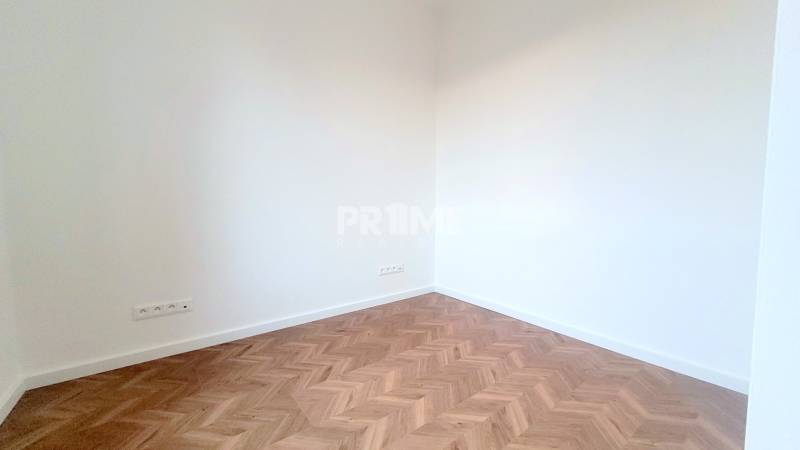 Pekný 3i byt, REKONŠTRUKCIA, KLÍMA, NIVY, Trenčianska ulica - Prázdna izba s parketovou podlahou na ulici Trenčianska, súčasť 3-izbového bytu.