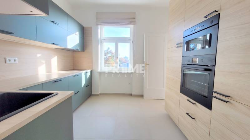 Pekný 3i byt, REKONŠTRUKCIA, KLÍMA, NIVY, Trenčianska ulica - Moderná kuchyňa v 3-izbovom byte s veľkými oknami na ulici Trenčianska.