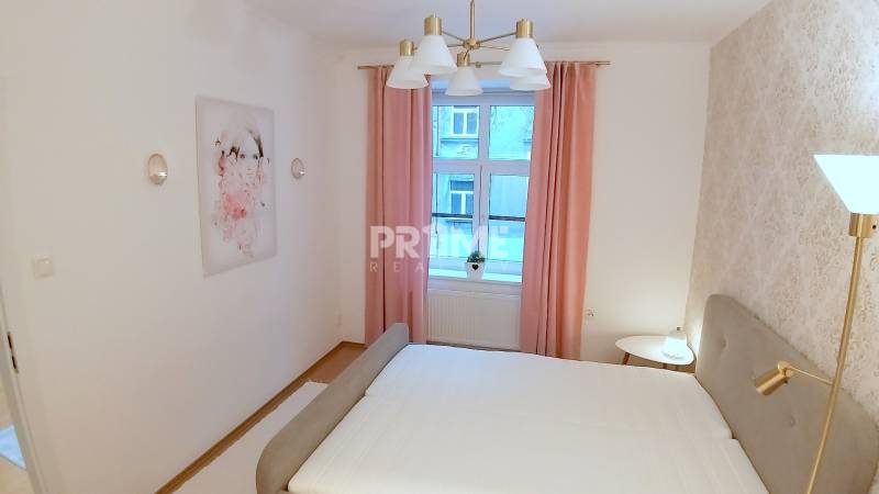 Pekný 2i byt, REKONŠTRUKCIA, CENTRUM, Bukureštská ulica, Staré Mesto - Spálňa s posteľou a umeleckým obrazom, čerstvé závesy na Bukurešťskej, 2-izbový byt.