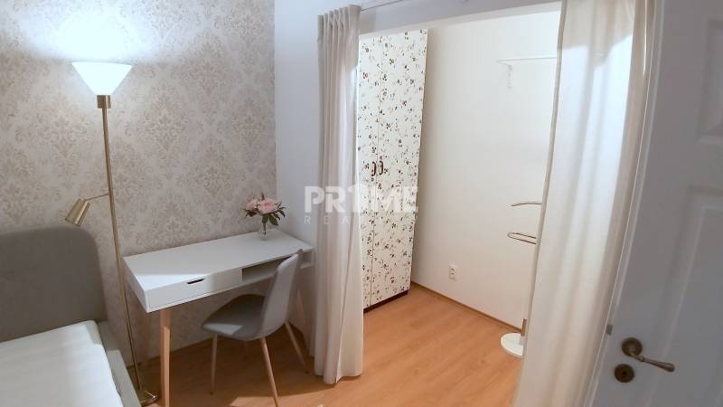 Pekný 2i byt, REKONŠTRUKCIA, CENTRUM, Bukureštská ulica, Staré Mesto - Interiér 2-izbového bytu na ulici Bukurešťská s písacím stolom, stoličkou a kvetmi.