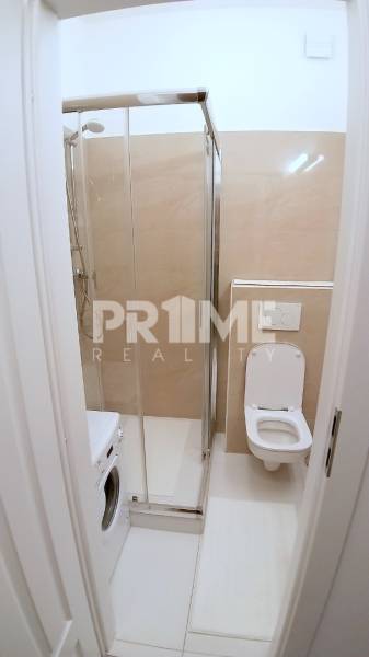 Pekný 2i byt, REKONŠTRUKCIA, CENTRUM, Bukureštská ulica, Staré Mesto - Kúpeľňa v 2-izbovom byte, sprchový kút, toaleta, umývačka, na ulici Bukurešťská.