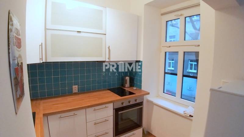 Pekný 2i byt, REKONŠTRUKCIA, CENTRUM, Bukureštská ulica, Staré Mesto - Malá kuchyňa v 2-izbovom byte na Bukurešťskej ulici s bielymi skrinkami a modrými kachličkami.