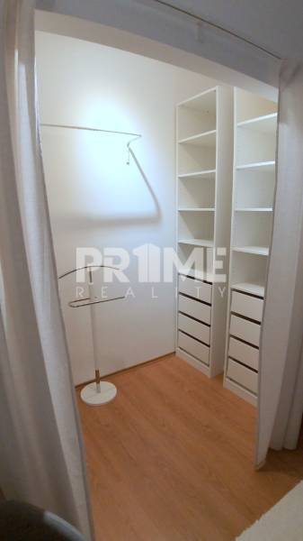 Pekný 2i byt, REKONŠTRUKCIA, CENTRUM, Bukureštská ulica, Staré Mesto - Na ulici Bukurešťská je skriňový priestor 2-izbového bytu s policami a podlahou.