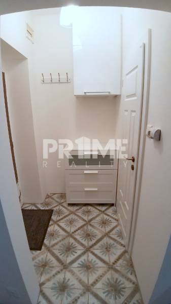 Pekný 2i byt, REKONŠTRUKCIA, CENTRUM, Bukureštská ulica, Staré Mesto - Vstupná chodba, dlažba, biela komoda a vešiakov á stena v 2-izbovom byte na Bukurešťskej.