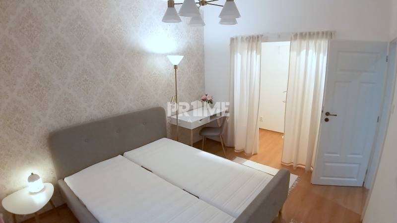 Pekný 2i byt, REKONŠTRUKCIA, CENTRUM, Bukureštská ulica, Staré Mesto - Spálňa v 2-izbovom byte s posteľou a stolíkom na ulici Bukurešťská.