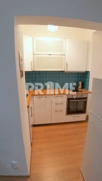 Pekný 2i byt, REKONŠTRUKCIA, CENTRUM, Bukureštská ulica, Staré Mesto - Kuchyňa na ulici Bukurešťská, 2-izbový byt, biele skrinky, modrý obklad.