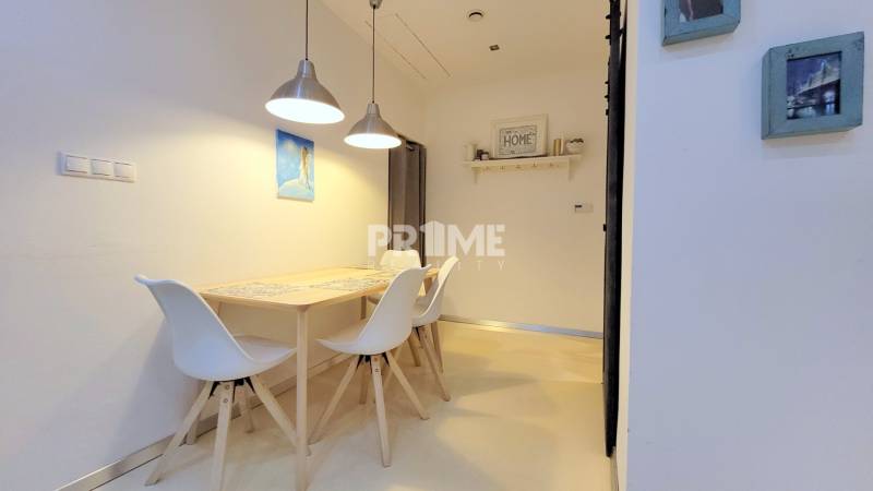 JEDINEČNÝ 2i byt, REKONŠT., 2 X .SAMOST.IZBA, Hviezdoslavovo nám.  - Jedálenský kút so stolom a stoličkami v 2-izbovom byte, Hviezdoslavovo námestie.