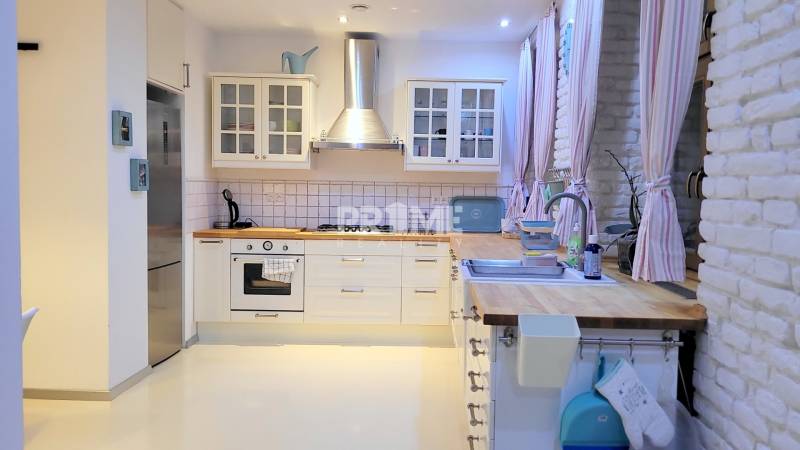 JEDINEČNÝ 2i byt, REKONŠT., 2 X .SAMOST.IZBA, Hviezdoslavovo nám.  - Svetlá kuchyňa s drevenými prvkami, účelný dizajn, k dispozícii na ulici Hviezdoslavovo námestie.