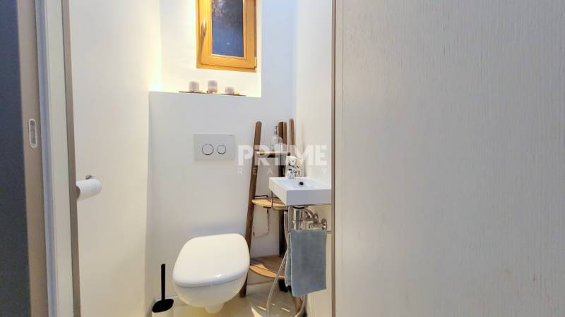 JEDINEČNÝ 2i byt, REKONŠT., 2 X .SAMOST.IZBA, Hviezdoslavovo nám.  - Kúpeľňa s toaletou a umývadlom v 2-izbovom byte na Hviezdoslavovo námestie.