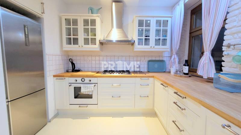 JEDINEČNÝ 2i byt, REKONŠT., 2 X .SAMOST.IZBA, Hviezdoslavovo nám.  - Kuchyňa s drevenou pracovnou doskou a bielymi skrinkami na 2-izbový byt.