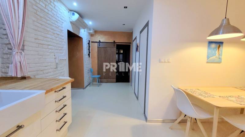 JEDINEČNÝ 2i byt, REKONŠT., 2 X .SAMOST.IZBA, Hviezdoslavovo nám.  - Interiér 2-izbového bytu so štýlovou kuchyňou a jedálenským kútom na území Hviezdoslavovo námestie.