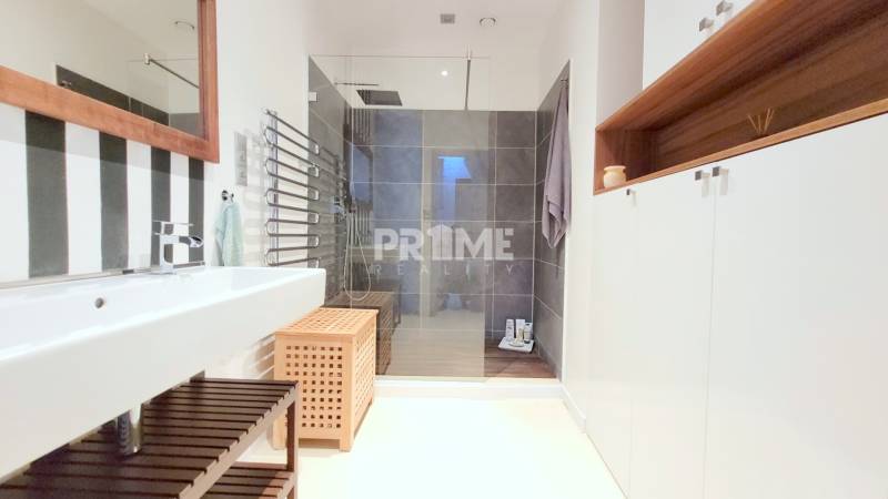 JEDINEČNÝ 2i byt, REKONŠT., 2 X .SAMOST.IZBA, Hviezdoslavovo nám.  - Kúpeľňa s veľkým umývadlom, sprchovacím kútom a úložnými skrinkami. Na ulici Hviezdoslavovo námestie.