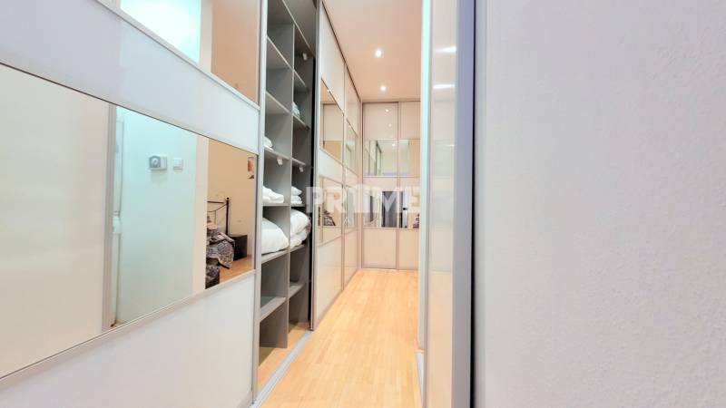 JEDINEČNÝ 2i byt, REKONŠT., 2 X .SAMOST.IZBA, Hviezdoslavovo nám.  - Chodba s vstavanými skriňami, poličkami a zrkadlami, 2-izbový byt, Hviezdoslavovo námestie.