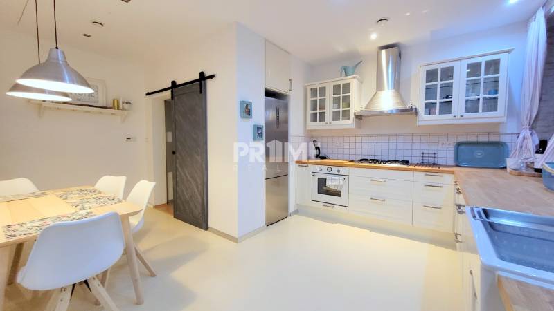 JEDINEČNÝ 2i byt, REKONŠT., 2 X .SAMOST.IZBA, Hviezdoslavovo nám.  - Svetlá kuchyňa s jedálenským kútom a dreveným stolom, 2-izbový byt.