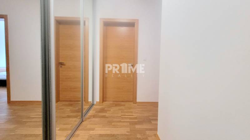 MODERNÝ 3i byt, CUBICON GARDENS, BALKÓN, PARKING, Rudolfa Mocka - Kombinácia podlahy s dreveným dekorom, dverí a vstavaných skríň v 3-izbovom byte.