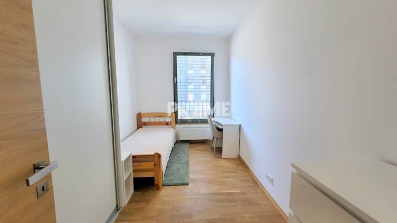 MODERNÝ 3i byt, CUBICON GARDENS, BALKÓN, PARKING, Rudolfa Mocka - Jednoduchá izba v 3-izbovom byte s jedným lôžkom a podlahou s dreveným dekorom.