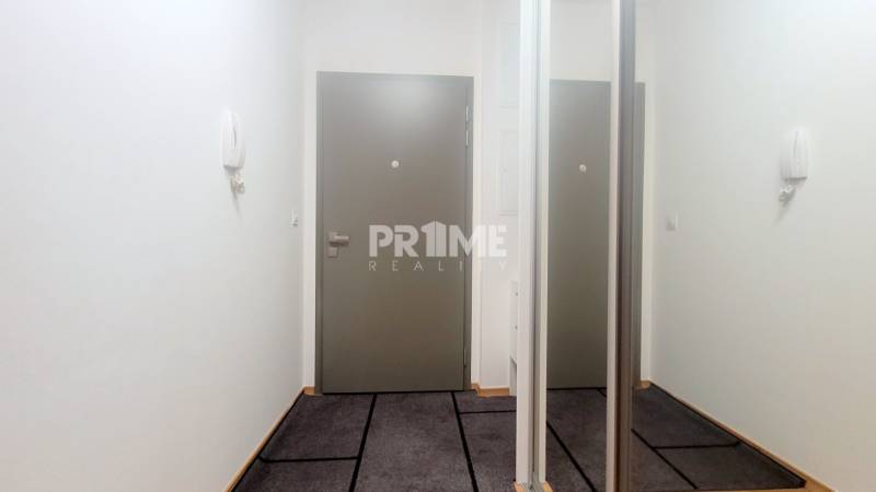 MODERNÝ 3i byt, CUBICON GARDENS, BALKÓN, PARKING, Rudolfa Mocka - Chodba v 3-izbovom byte s dvoma vstupnými dverami a tmavým kobercom.