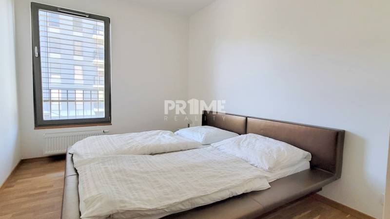 MODERNÝ 3i byt, CUBICON GARDENS, BALKÓN, PARKING, Rudolfa Mocka - Spálňa v 3-izbovom byte s pohodlnou posteľou a podlahou s dreveným dekorom.