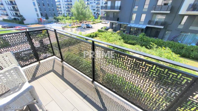 MODERNÝ 3i byt, CUBICON GARDENS, BALKÓN, PARKING, Rudolfa Mocka - Balkón s kovovým zábradlím a výhľadom na zeleň a okolité bytovky.