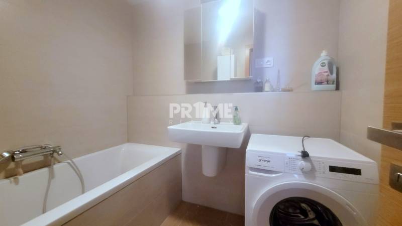 MODERNÝ 3i byt, CUBICON GARDENS, BALKÓN, PARKING, Rudolfa Mocka - Kúpeľňa s vaňou, umývadlom a práčkou v 3-izbovom byte.