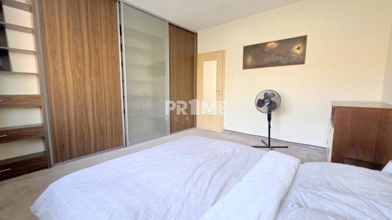 JEDINEČNÝ 2i byt, REKONŠTRUKCIA, 2 x BALKÓN, Kúpeľná ulica,Staré Mesto - Spálňa v 2-izbovom byte s veľkou vstavanou skriňou a ventilátorom na podlahe.