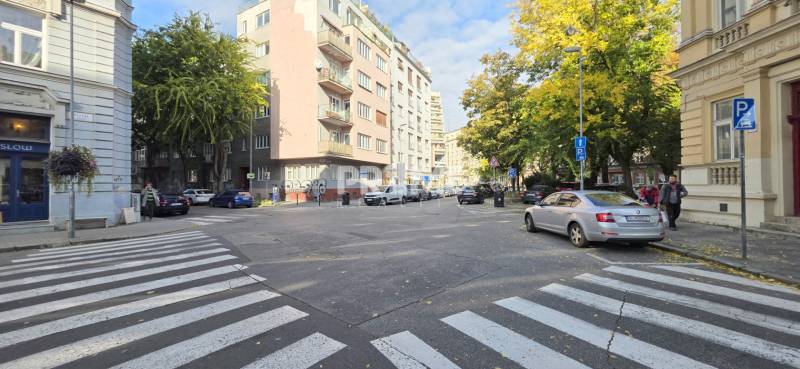 JEDINEČNÝ 2i byt, REKONŠTRUKCIA, 2 x BALKÓN, Kúpeľná ulica,Staré Mesto - Ulica Kúpeľná v Bratislave - Starom Meste, prechod pre chodcov, budovy, zaparkované autá.