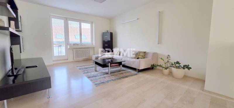 JEDINEČNÝ 2i byt, REKONŠTRUKCIA, 2 x BALKÓN, Kúpeľná ulica,Staré Mesto - Obývacia izba s pohovkou v 2-izbovom byte s podlahou s dreveným dekorom.